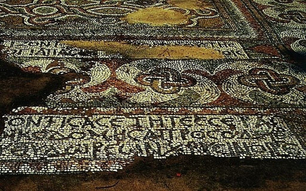Détail d'une inscription en grec datant du 4e siècle de la synagogue romaniote de l'île d'Égine. (Autorisation : Projet des amis de la mosaïque de la synagogue d'Égine)