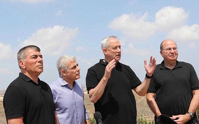 (De gauche à droite) Gabi Ashkenazi, Yair Lapid, Benny Gantz et Moshe Yaalon du parti Kakhol lavan pendant une visite à Sderot, le 6 août 2019. (Elad Malka)