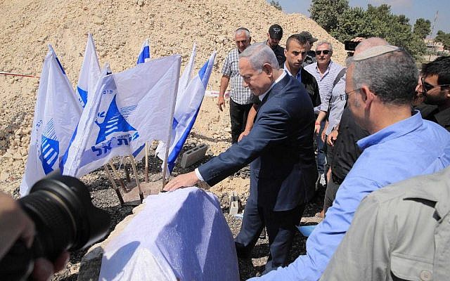 Benjamin Netanyahu, au centre, pose la première pierre de nouveaux logements à Beit El, en Cisjordanie, le 8 août 2019. (Crédit : Sharon Revivo/Likud) Benjamin Netanyahu, au centre, pose la première pierre de nouveaux logements à Beit El, en Cisjordanie, le 8 août 2019. (Crédit : Sharon Revivo/Likud)