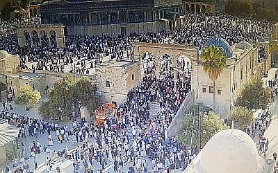 Des fidèles musulmans se rendent au mont du Temple, dans la Vieille Ville de Jérusalem, le 11 août 2019, à l'occasion de la fête de l'Aïd al-Adha. (Crédit : Police israélienne)