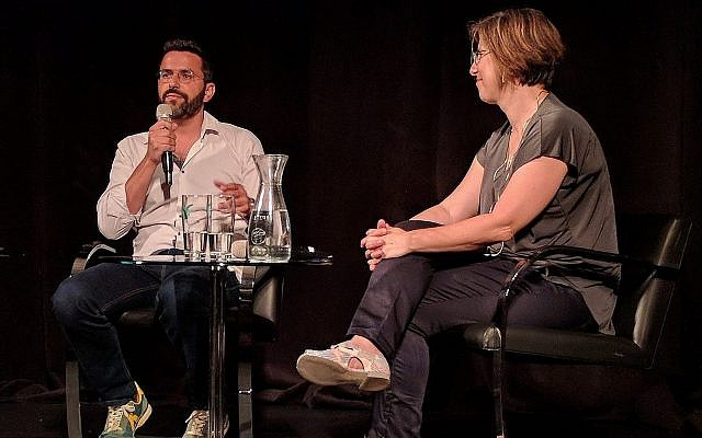 Eliran Malka, créateur de la série 'Shababnikim' , interviewé par Jessica Steinberg, responsable notre rubrique « Culture & Art de vivre », lors d'un évènement du Times of Israel Presents à Beit Avi Chai,; à Jérusalem, le 25 août 2019 (Crédit : Matthew Kalman)