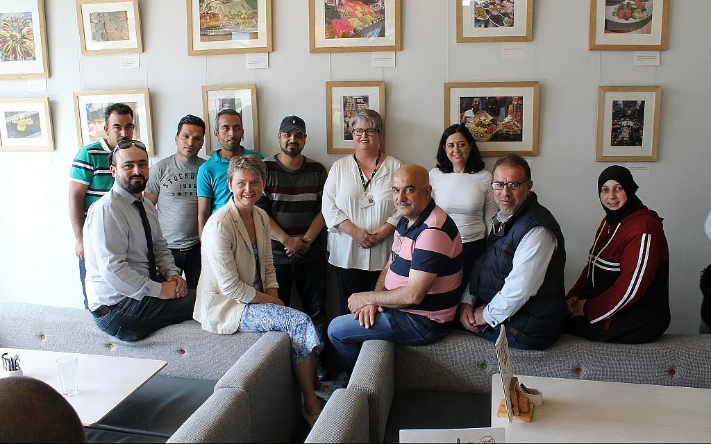 Les participants de l'atelier STEP lors d'une visite au musée Wakefield. La députée Yvette Cooper en bas à gauche au deuxième rang se joint à eux. (Autorisation)