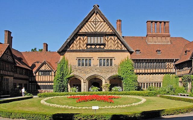 La cour intérieure du château de Cecilienhof, à Potsdam, le 29 juillet 2018 (Crédit : Jean-Pierre Dalbéra via Wikipedia)
