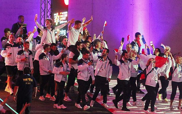 La délégation française des 15e Maccabiades européennes, lors de la cérémonie d’ouverture de l’évènement, le 30 juillet, à Budapest, en Hongrie. (Crédit photo : European Maccabi Games 2019 / emg2019.com) La délégation française des 15e Maccabiades européennes, lors de la cérémonie d’ouverture de l’évènement, le 30 juillet, à Budapest, en Hongrie. (Crédit photo : European Maccabi Games 2019 / emg2019.com)