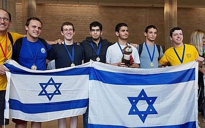 Sur la photo (de droite à gauche) : Aviel Boag, Omri Peer, Lior Hadassi, Ohad Nir, Dor Metzer, Noam Ta Shma et Lev Radzivilovsky, aux Olympiades universitaires de mathématiques. (Crédit photo : Université de Tel Aviv)