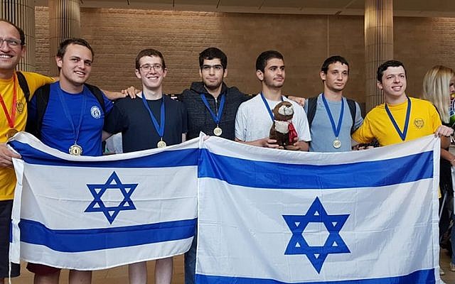 Sur la photo (de droite à gauche) : Aviel Boag, Omri Peer, Lior Hadassi, Ohad Nir, Dor Metzer, Noam Ta Shma et Lev Radzivilovsky, aux Olympiades universitaires de mathématiques. (Crédit photo : Université de Tel Aviv) Sur la photo (de droite à gauche) : Aviel Boag, Omri Peer, Lior Hadassi, Ohad Nir, Dor Metzer, Noam Ta Shma et Lev Radzivilovsky, aux Olympiades universitaires de mathématiques. (Crédit photo : Université de Tel Aviv)