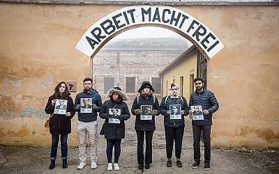 Elan Kawesch (deuxième à partir de la gauche) et les participants avec des photos des victimes à l'intérieur de la "petite forteresse" de Terezin, en République tchèque, février 2019. (Matt Lebovic/The Times of Israel)