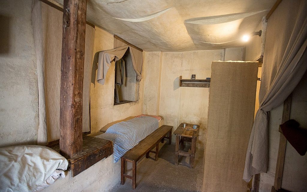 Un grenier reconstitué dans l'ancien camp de concentration du ghetto nazi de Terezin, en République tchèque, février 2019. (Elan Kawesch/The Times of Israel)