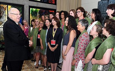 Le président Rivlin rencontre une délégation de mères de soldats seuls d'Amérique du Nord, le 1er août 2019. (Haim Zach, GPO)