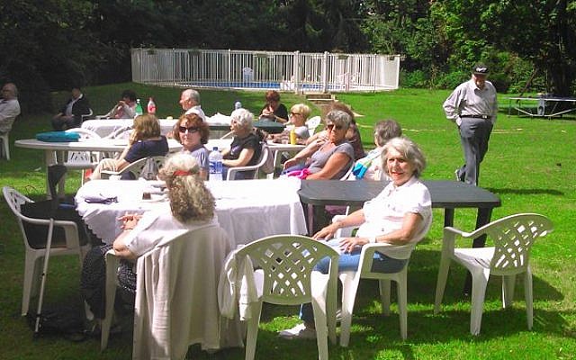 Dans le jardin de la Maison d’Enfants de Rueil Malmaison, programme « Bel Été à Paris » 2015. (Crédit photo : service Passerelles) Dans le jardin de la Maison d’Enfants de Rueil Malmaison, programme « Bel Été à Paris » 2015. (Crédit photo : service Passerelles)