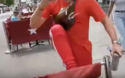 Un homme donne un coup de pied contre la poussette d'une famille juive à Londres en les traitant de sales juifs, le 4 août 2019. (Capture d'écran YouTube) Un homme donne un coup de pied contre la poussette d'une famille juive à Londres en les traitant de sales juifs, le 4 août 2019. (Capture d'écran YouTube)