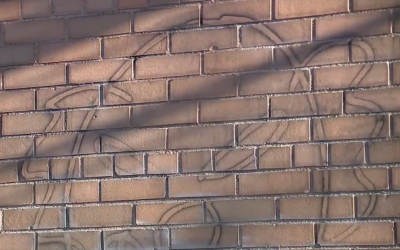 La façade de la Mesivta Tifereth Jerusalem à New York vandalisée. (Crédit : capture d'écran WABC)