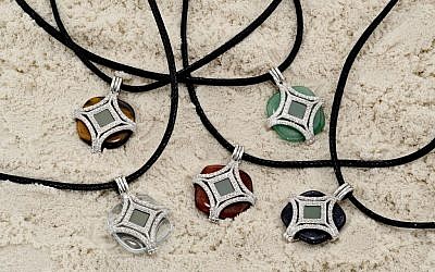 Le pendentif de l’université de Tel Aviv et de Tanaor. (Crédit : Amis français de l’université de Tel Aviv)