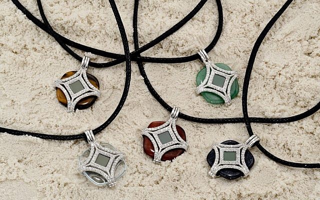 Le pendentif de l’université de Tel Aviv et de Tanaor. (Crédit : Amis français de l’université de Tel Aviv) Le pendentif de l’université de Tel Aviv et de Tanaor. (Crédit : Amis français de l’université de Tel Aviv)