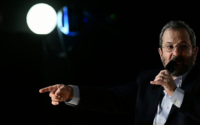 L'ex-Premier ministre Ehud Barak participe à un événement culturel à Shoham, le 24 août 2019 (Crédit : Tomer Neuberg/Flash90)