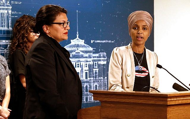 Les représentantes Ilhan Omar et Rashida Tlaib à une conférence de presse à St Paul, dans le Minnesota, le 19 août 2019. (Crédit : AP Photo/Jim Mone) Les représentantes Ilhan Omar et Rashida Tlaib à une conférence de presse à St Paul, dans le Minnesota, le 19 août 2019. (Crédit : AP Photo/Jim Mone)
