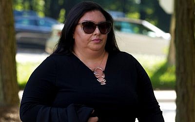 Lee Elbaz, accusée d'escroquerie par la vente et la commercialisation d'options binaires, arrive à une cour fédérale lors de la sélection du jury pour son procès à Greenbelt, dans le Maryland, le 16 juillet 2019 (Crédit : AP Photo/Jose Luis Magana)