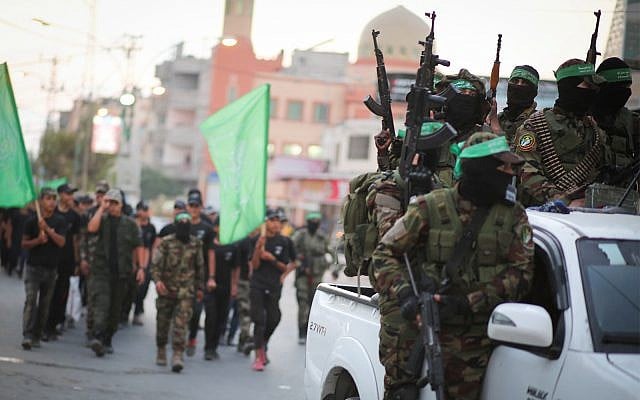 Les membres des brigades Ezzedine al-Qassa, l'aile militaire du groupe terroriste islamique Hamas, participent à une marche à Gaza City, le 25 juillet 2019 (Crédit : Hassan Jedi/Flash90) Les membres des brigades Ezzedine al-Qassa, l'aile militaire du groupe terroriste islamique Hamas, participent à une marche à Gaza City, le 25 juillet 2019 (Crédit : Hassan Jedi/Flash90)