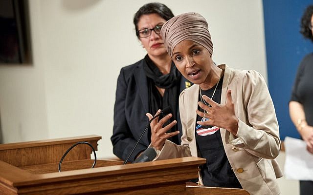 La représentante Ilhan Omar, démocrate du Minnesota, durant une conférence de presse, à St Paul, dans le Minnesota, le 19 août 2019 (Crédit : Adam Bettcher/Getty Image North America/AFP) La représentante Ilhan Omar, démocrate du Minnesota, durant une conférence de presse, à St Paul, dans le Minnesota, le 19 août 2019 (Crédit : Adam Bettcher/Getty Image North America/AFP)