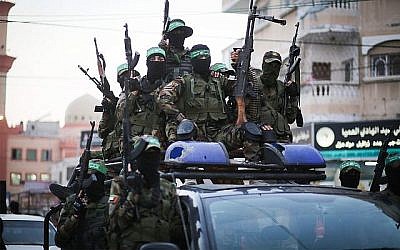 Des membres des Brigades Ezzedine al-Qassam, la branche militaire de l'organisation terroriste islamiste Hamas, participent à un défilé dans la ville de Gaza, le 25 juillet 2019. (Hassan Jedi/Flash90)