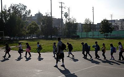 Illustration : des écoliers sz Kingsley Elementary School à Los Angeles, en Californie, le 13 janvier 2015. (crédit : AP Photo/Jae C. Hong)