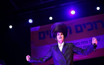 Le chanteur ultra-orthodoxe Motty Steinmetz se produit à Tzfat, le 22 avril 2019. Deux des derniers concerts du chanteur ont suscité la controverse en raison de la non-mixité du public. (Crédit : David Cohen/Flash90)