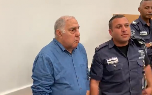 Viktor Katan comparaît devant le tribunal de Lod le 14 août 2019, où il est jugé pour le meurtre d'Ofir Hasdai. (Capture écran/ Twitter)