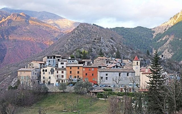 Vue du village de Rigaud en descendant du plateau de Dina. (Crédit : Jpchevreau / Wikimédia / CC BY-SA 4.0) Vue du village de Rigaud en descendant du plateau de Dina. (Crédit : Jpchevreau / Wikimédia / CC BY-SA 4.0)