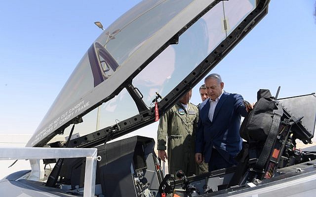 Le Premier ministre Benjamin Netanyahu inspecte un avion Adir F-35 sur la base aérienne Nevatim, le 9 juillet 2019 (Crédit : Ariel Hermoni/ministère de la Défense) Le Premier ministre Benjamin Netanyahu inspecte un avion Adir F-35 sur la base aérienne Nevatim, le 9 juillet 2019 (Crédit : Ariel Hermoni/ministère de la Défense)
