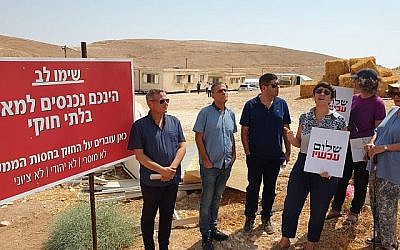 De gauche à droite, le président du Camp démocratique Nitzan Horwitz, l'ex-député du Meretz Mossi Raz, l'ancien directeur exécutif de La Paix maintenant Yariv Oppenheimer et la directrice actuelle, Shaqued Morag, aux abords d'un avant-poste illégal dans le centre de la Cisjordanie, le 22 juillet 2019. (Crédit : La Paix maintenant)