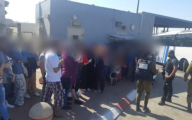 Des Palestiniens arrêtés à un chekcpoint près de Jérusalem en route vers une plage, le 15 août 2019. (Crédit : police israélienne) Des Palestiniens arrêtés à un chekcpoint près de Jérusalem en route vers une plage, le 15 août 2019. (Crédit : police israélienne)