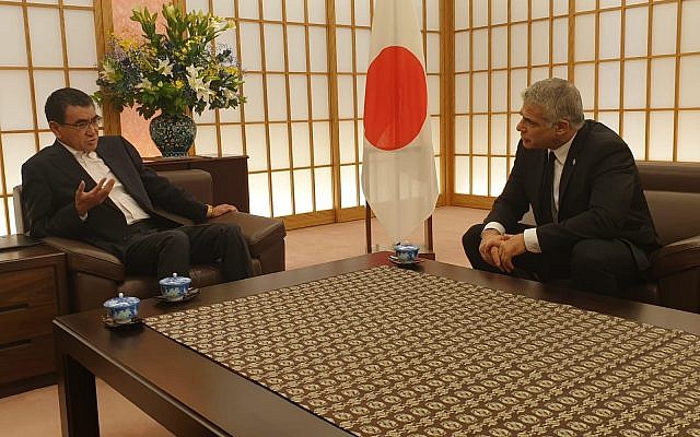 Le ministre des Affaires étrangère Taro Kono, reçoit le député Yair Lapid à Tokyo, le 19 août 2019 (Autorisation)