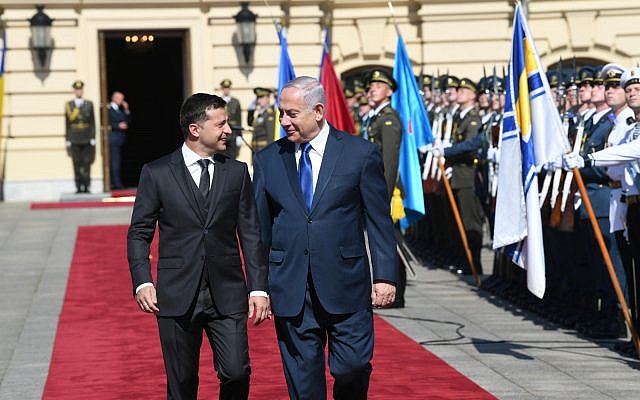 Le président ukrainien Volodymyr Zelensky, (à gauche), accueille le Premier ministre Benjamin Netanyahu dans sa résidence officielle à Kiev, le 19 août 2019. (Crédit : Amos Ben Gershom/GPO) Le président ukrainien Volodymyr Zelensky, (à gauche), accueille le Premier ministre Benjamin Netanyahu dans sa résidence officielle à Kiev, le 19 août 2019. (Crédit : Amos Ben Gershom/GPO)