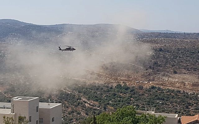 Un hélicoptère de l'armée israélienne héliporte deux victimes d'un attentat présumé en Cisjordanie, le 23 août 2019. (Crédit : implantation de Dolev) Un hélicoptère de l'armée israélienne héliporte deux victimes d'un attentat présumé en Cisjordanie, le 23 août 2019. (Crédit : implantation de Dolev)