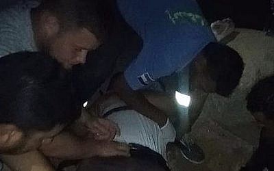 Des Israéliens portent assistance à un chauffeur de taxi égyptien dont la voiture s'est renversée dans la péninsule du Sinai, en août 2019. (Crédit : Yosef Malachi)