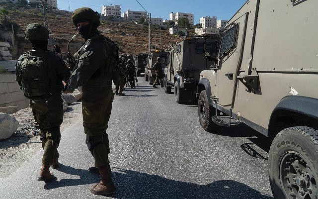 L'armée israélienne en pleine chasse à l'homme à la recherche du tueur de Dvir Sorek, dans le village de Beit Fajjar, en Cisjordanie, le 8 août 2019. (Crédit : armée israélienne) L'armée israélienne en pleine chasse à l'homme à la recherche du tueur de Dvir Sorek, dans le village de Beit Fajjar, en Cisjordanie, le 8 août 2019. (Crédit : armée israélienne)