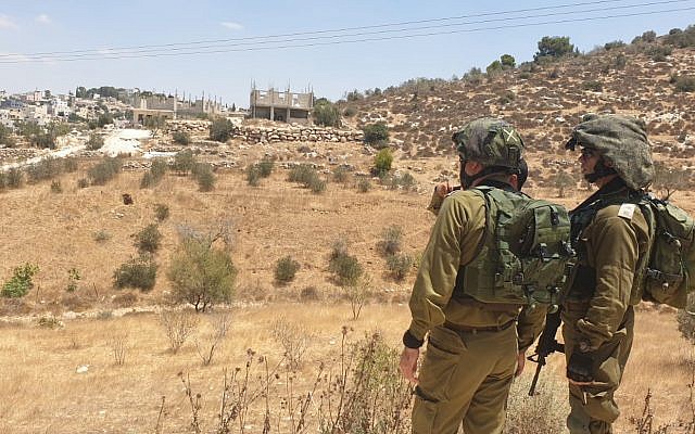 L'armée israélienne mène des opérations de recherche dans la région de Bethléem après que le corps d'un étudiant a été retrouvé près d'une implantation dans le Gush Etzion, le 8 août 2019. (Armée israélienne)