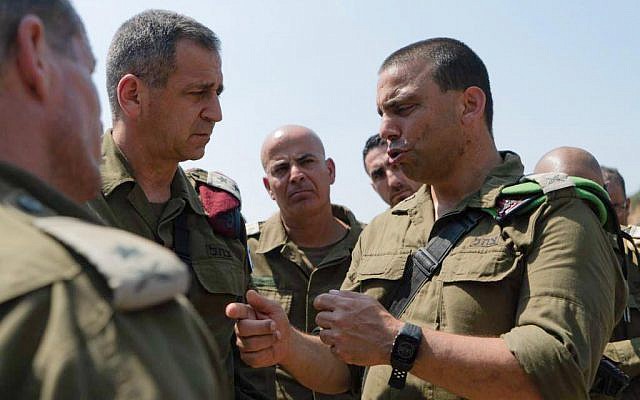 Le chef d'état-major Aviv Kochaviur le site de l'explosion d'une bombe aux abords de l'implantation israélienne de Dolev, en Cisjordanie, le 23 août 2019 (Crédit : armée israélienne) Le chef d'état-major Aviv Kochaviur le site de l'explosion d'une bombe aux abords de l'implantation israélienne de Dolev, en Cisjordanie, le 23 août 2019 (Crédit : armée israélienne)