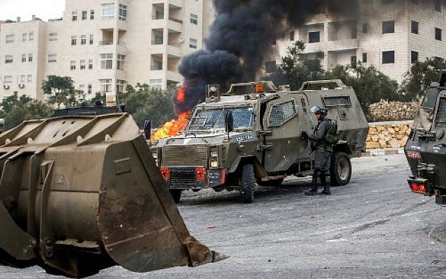 Une photo de véhicules de Tsahal dans la village cisjordanien de Kobar, à l'ouest de Ramallah en Cisjordanie, le 27 juillet 2018.
(AFP PHOTO / ABBAS MOMANI) Une photo de véhicules de Tsahal dans la village cisjordanien de Kobar, à l'ouest de Ramallah en Cisjordanie, le 27 juillet 2018.
(AFP PHOTO / ABBAS MOMANI)
