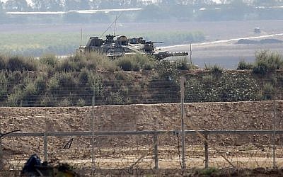 Cette photo prise à Khan Younis dans le sud de la bande de Gaza montre un tank israélien à proximité de la barrière de sécurité avec l'enclave côtière le 1er août 2019, après un échange de tirs avec un terroriste palestinien. (Crédit : Said Khatib/AFP)