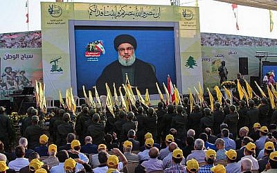 Des partisans du groupe terroriste chiite du Hezbollah se rassemblent pour regarder la transmission sur un grand écran d'un discours du chef du mouvement, Hassan Nasrallah, dans la ville d'Al-Ain dans la vallée Bekaa du Liban, le 25 août 2019. (AFP) Des partisans du groupe terroriste chiite du Hezbollah se rassemblent pour regarder la transmission sur un grand écran d'un discours du chef du mouvement, Hassan Nasrallah, dans la ville d'Al-Ain dans la vallée Bekaa du Liban, le 25 août 2019. (AFP)