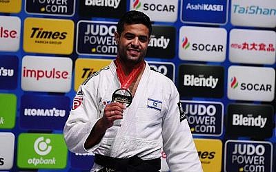 Le médaillé d'or israélien Sagi Muki prend la pause sur le podium de la catégorie homme des -81kg lors du Championnat du monde de judo à Nippon Budokan, le site où auront lieu les prochains Jeux Olympiques, à Tokyo, le 28 août 2019. (CHARLY TRIBALLEAU / AFP)