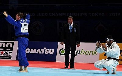Le Belge Matthias Casse (en bleu) célèbre sa victoire en demi-finale sur l'Iranien Saeid Mollaei dans la catégorie des -81 kg lors des Championnats du monde de judo 2019 au
Nippon Budokan de Tokyo, le 28 août 2019. (CHARLY TRIBALLEAU / AFP) Le Belge Matthias Casse (en bleu) célèbre sa victoire en demi-finale sur l'Iranien Saeid Mollaei dans la catégorie des -81 kg lors des Championnats du monde de judo 2019 au
Nippon Budokan de Tokyo, le 28 août 2019. (CHARLY TRIBALLEAU / AFP)