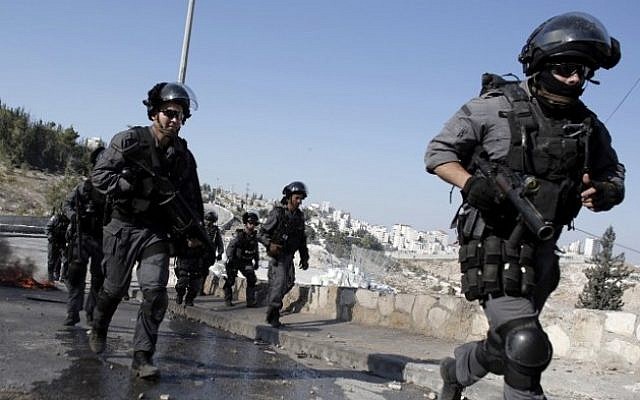 La police israélienne lors d'affrontements avec des manifestants palestiniens dans le quartier de Jérusalem est d'Issawiya, le 24 octobre 2014. (Ahmad Gharabli/AFP) La police israélienne lors d'affrontements avec des manifestants palestiniens dans le quartier de Jérusalem est d'Issawiya, le 24 octobre 2014. (Ahmad Gharabli/AFP)
