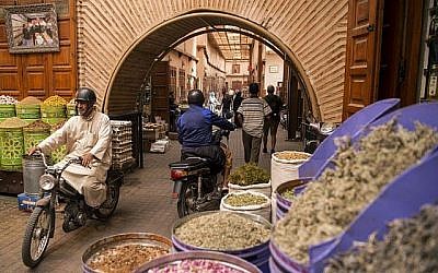 Une image d'une rue du quartier juif de la "Mellah" dans la Medina à Marrakesh, au Maroc, le 13 octobre 2017. (AFP PHOTO / FADEL SENNA)