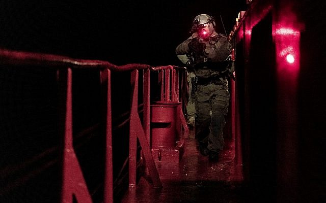 Des forces spéciales israéliennes et américaines simulent la prise d'assaut d'un navire marchant transportant de la contrebande en Mer Méditerranée dans le cadre d'un large exercice naval Nobel Rose en août 2019. (Crédit: Tsahal)