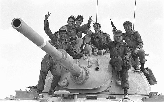 Des soldats posent au sommet d'un tank lors du début de la guerre de Yom Kippour, le 6 octobre 1973. (Avi Simhoni / Bamahane / Archives du ministère de la Défense) Des soldats posent au sommet d'un tank lors du début de la guerre de Yom Kippour, le 6 octobre 1973. (Avi Simhoni / Bamahane / Archives du ministère de la Défense)