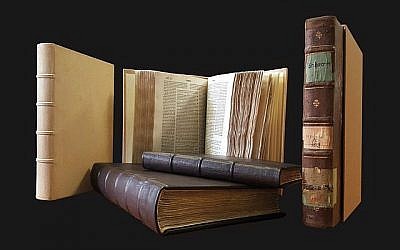 Des livres restaurés d'une bibliothèque de la Grande Synagogue de Florence sont exposés. (Crédit : Fondation pour l'héritage culturel juif italien)