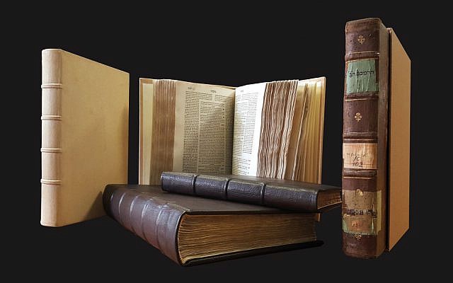 Des livres restaurés d'une bibliothèque de la Grande Synagogue de Florence sont exposés. (Crédit : Fondation pour l'héritage culturel juif italien) Des livres restaurés d'une bibliothèque de la Grande Synagogue de Florence sont exposés. (Crédit : Fondation pour l'héritage culturel juif italien)