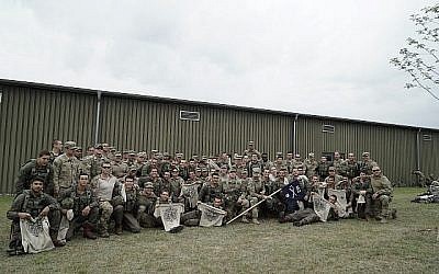 Des parachutistes israéliennes prennent la pose avec des soldats américains lors de l'exercice Swift Response organisé en Europe en juin 2018. (Crédit : Tsahal)
